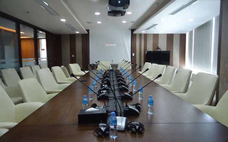 Sala conferenze allestita con impianto audio e videoproiettore